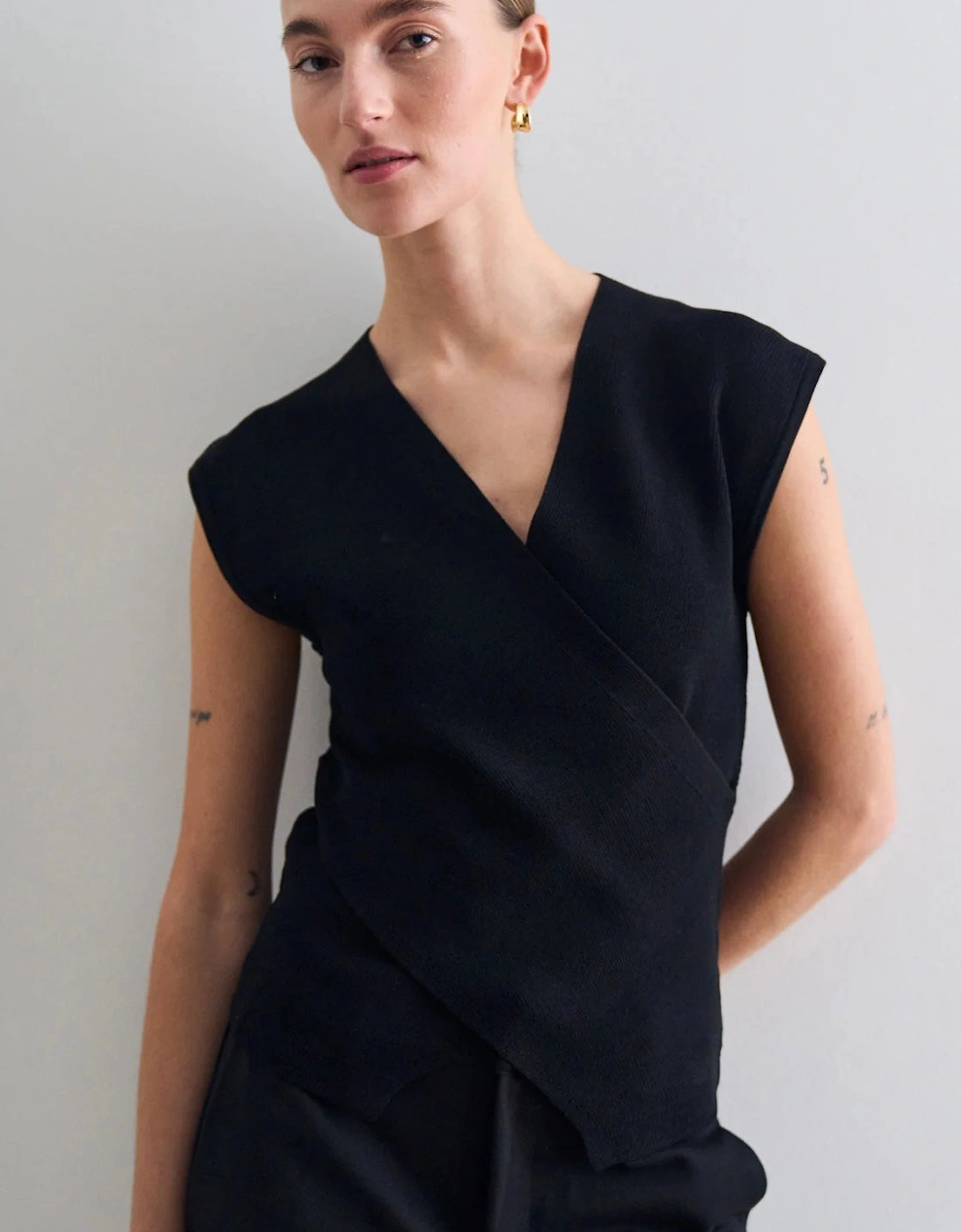 Vigga Cross-over Knit Top in Black