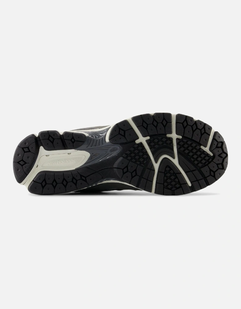 2002R Trainers