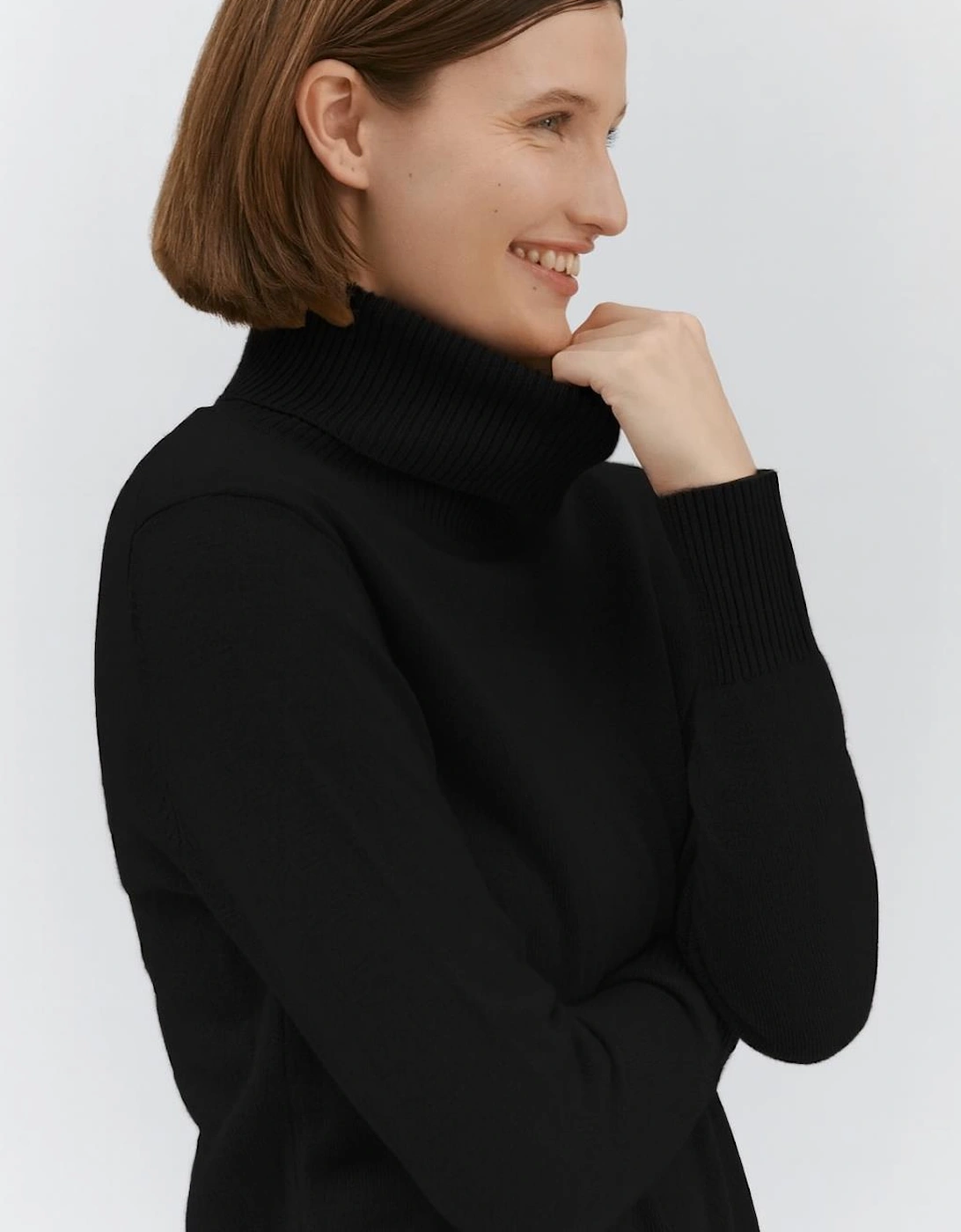 Laica cashmere roll neck jumper in black