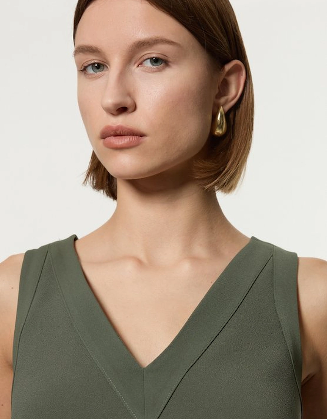 Tailored Crepe Essential Sleeveless Longline Top