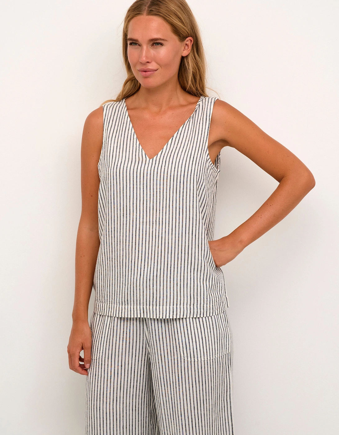 Milia V-Neck Regular Fit Tank Top Plain, 2 of 1