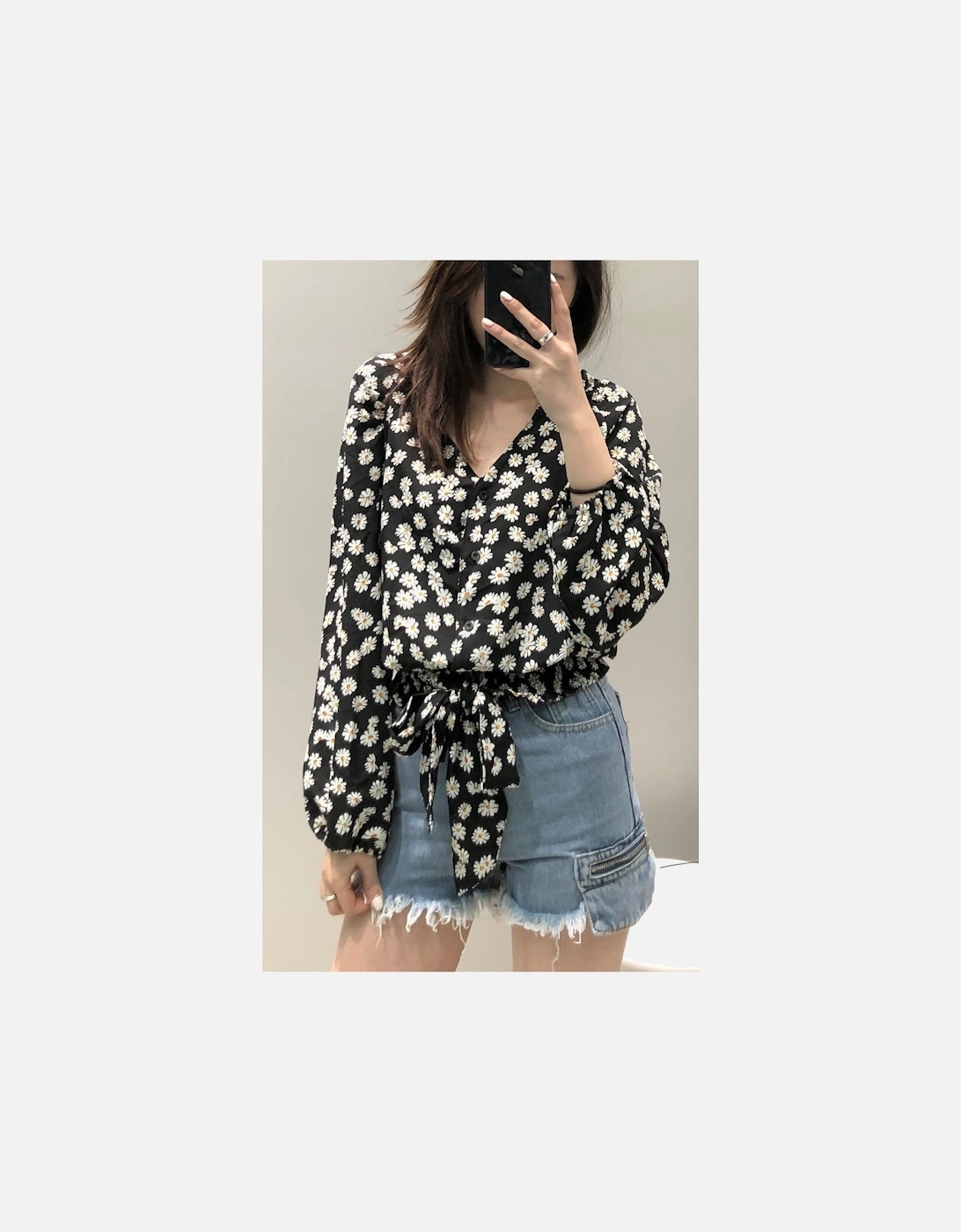 Long Sleeves Cropped Daisy Floral Print Blouse In Black, 2 of 1
