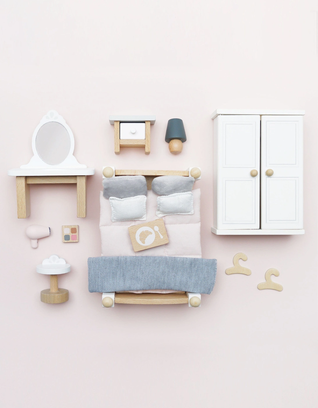 Wooden Dolls House Bedroom-19 Piece (10.5cm x 5.8cm x 14.8cm)