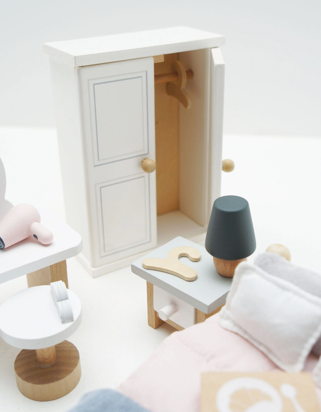 Wooden Dolls House Bedroom-19 Piece (10.5cm x 5.8cm x 14.8cm)