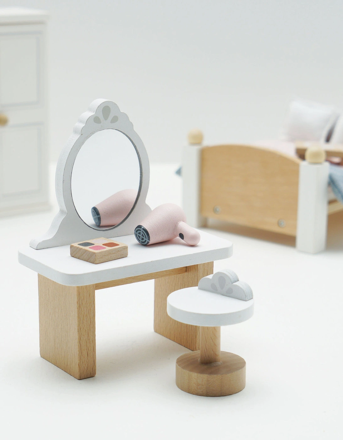 Wooden Dolls House Bedroom-19 Piece (10.5cm x 5.8cm x 14.8cm)