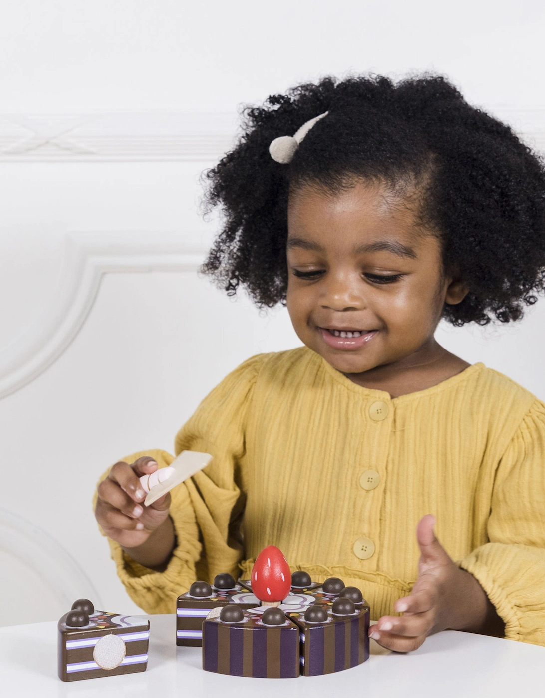 Chocolate Gateau Sliceable Cake-8 Piece (W:13 x D:13 x H:19cm)