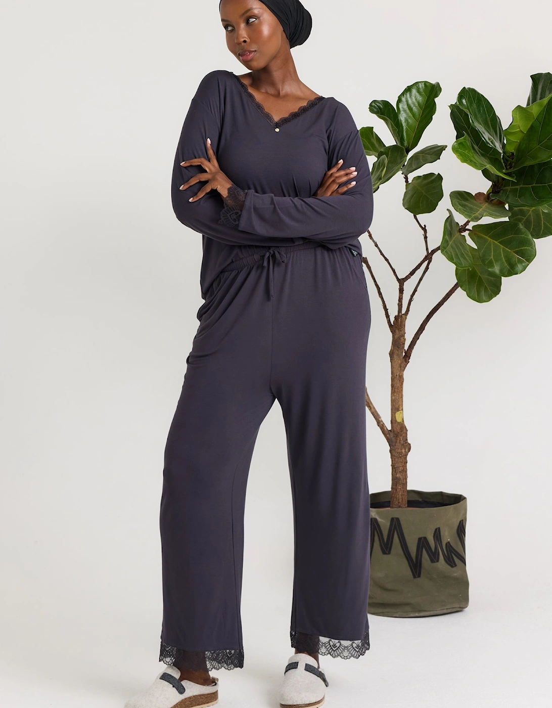 Bamboo Lace V-Neck Pyjama Set in Raven