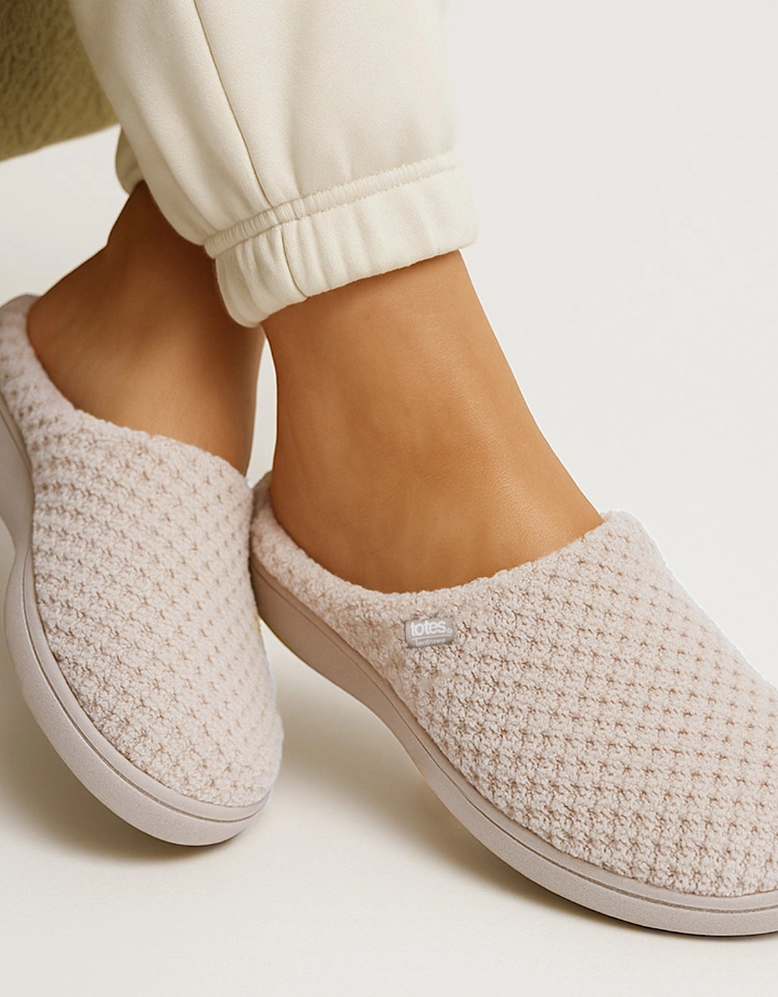 Isotoner POPCORN TERRY Womens Mule Slippers Oat, 3 of 2