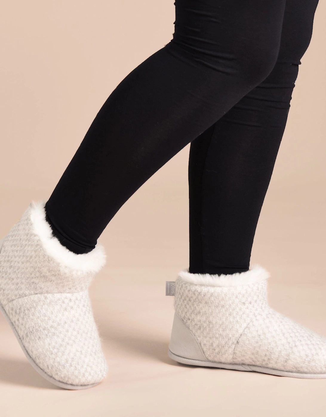 Isotoner SPARKLE KNIT Womens Boot Slippers Light Grey
