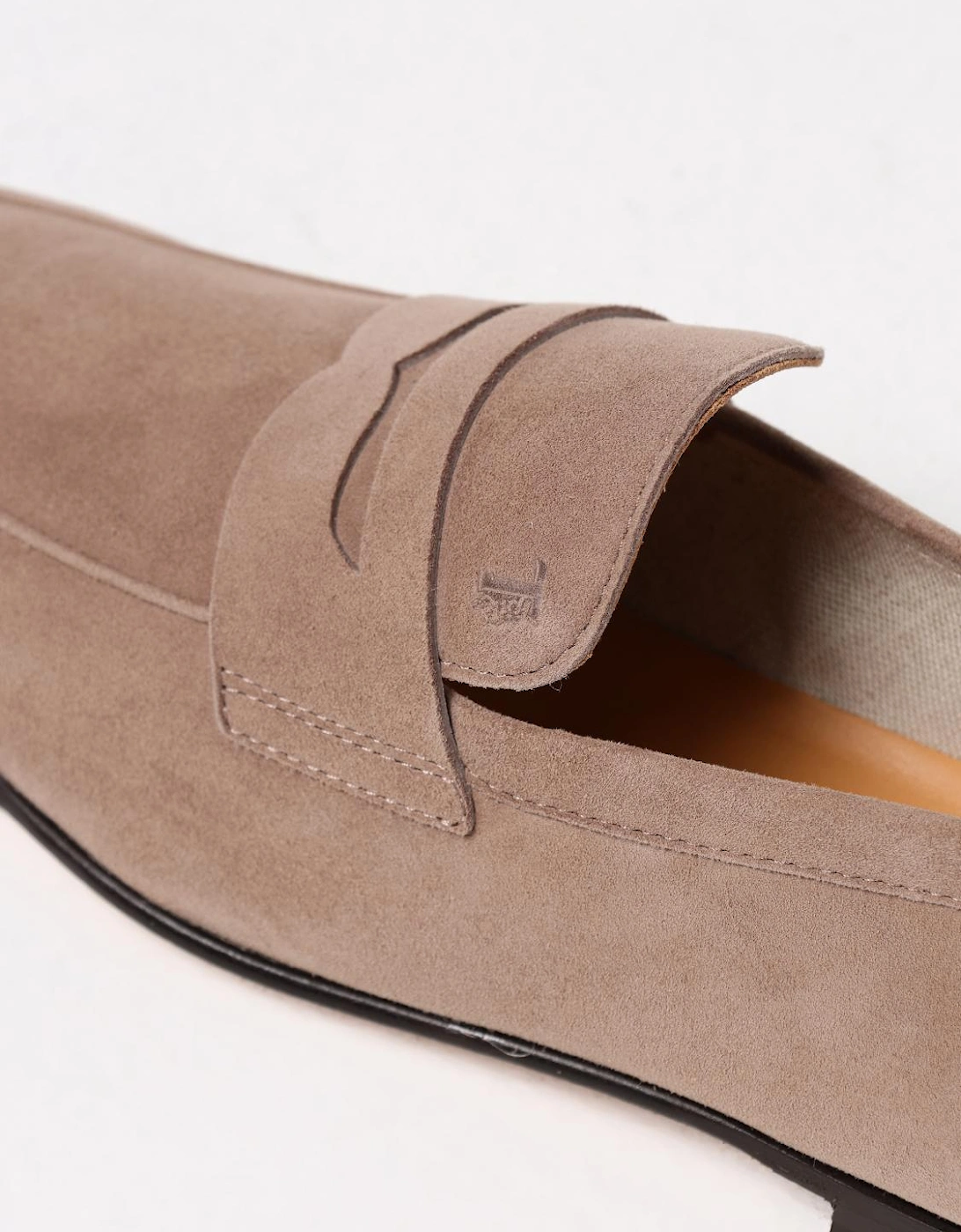 Timeless Suede Loafers: Comfortable Versatile Footwear
