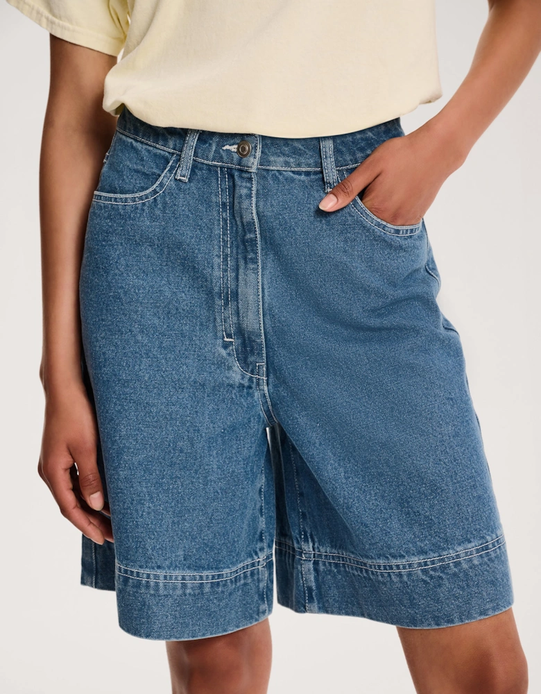Robbie Shorts in Mid Wash