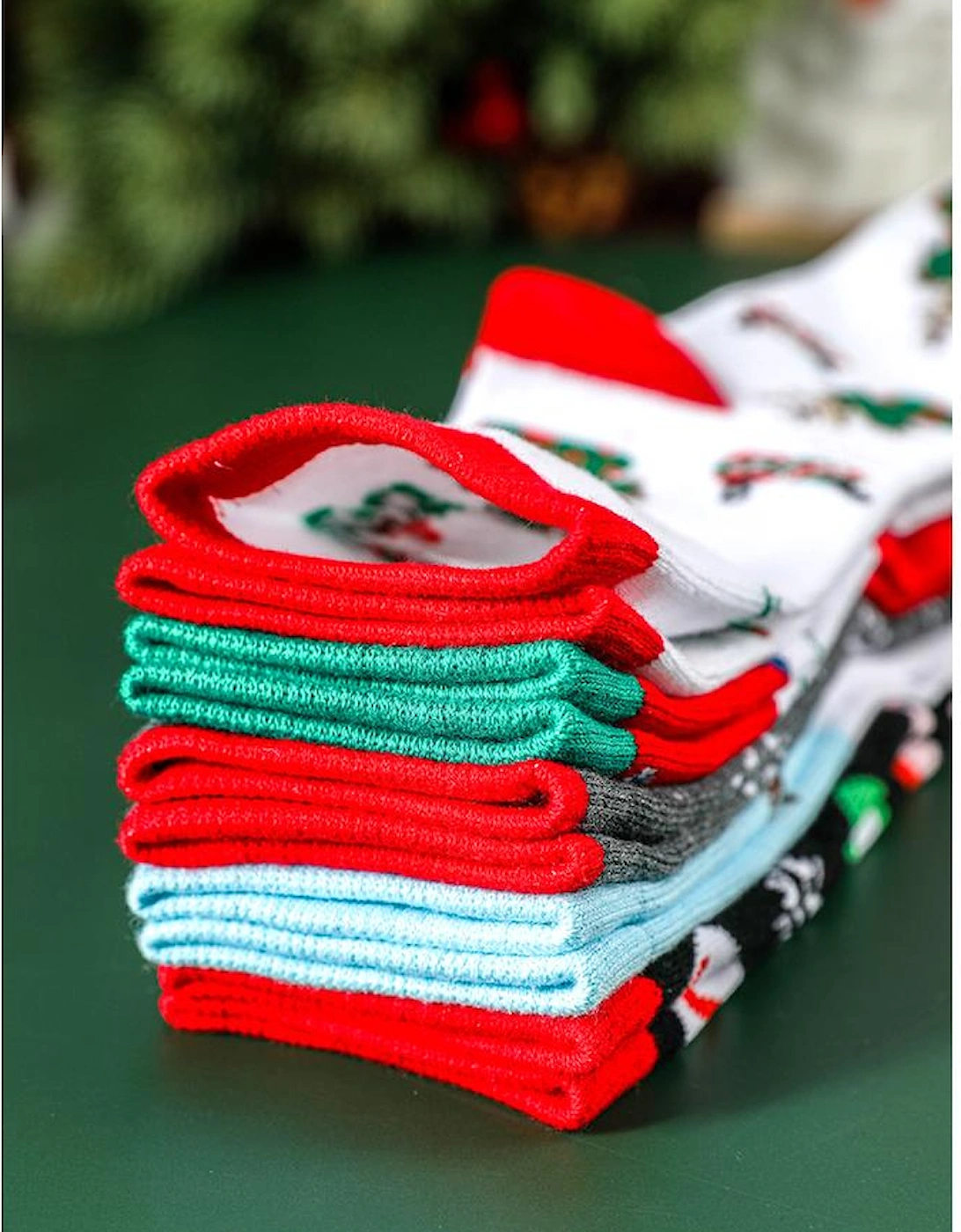 Azura Exchange White Christmas Cartoon Pattern 5 Pairs/Set Socks Set with Box, 7 of 6