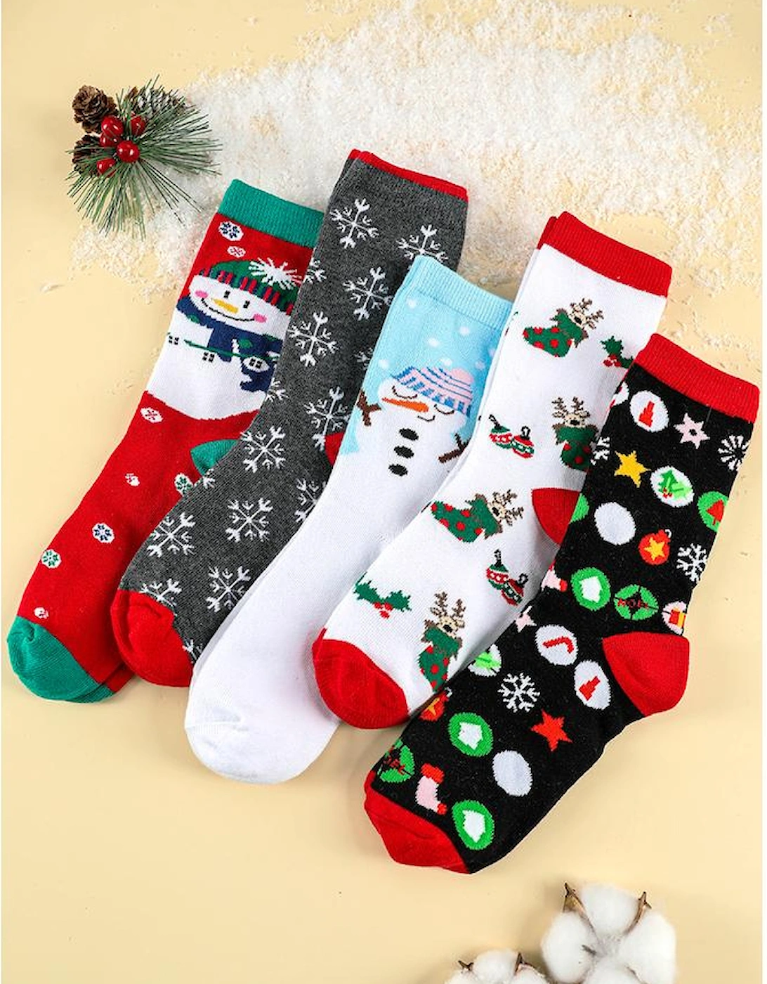 Azura Exchange White Christmas Cartoon Pattern 5 Pairs/Set Socks Set with Box