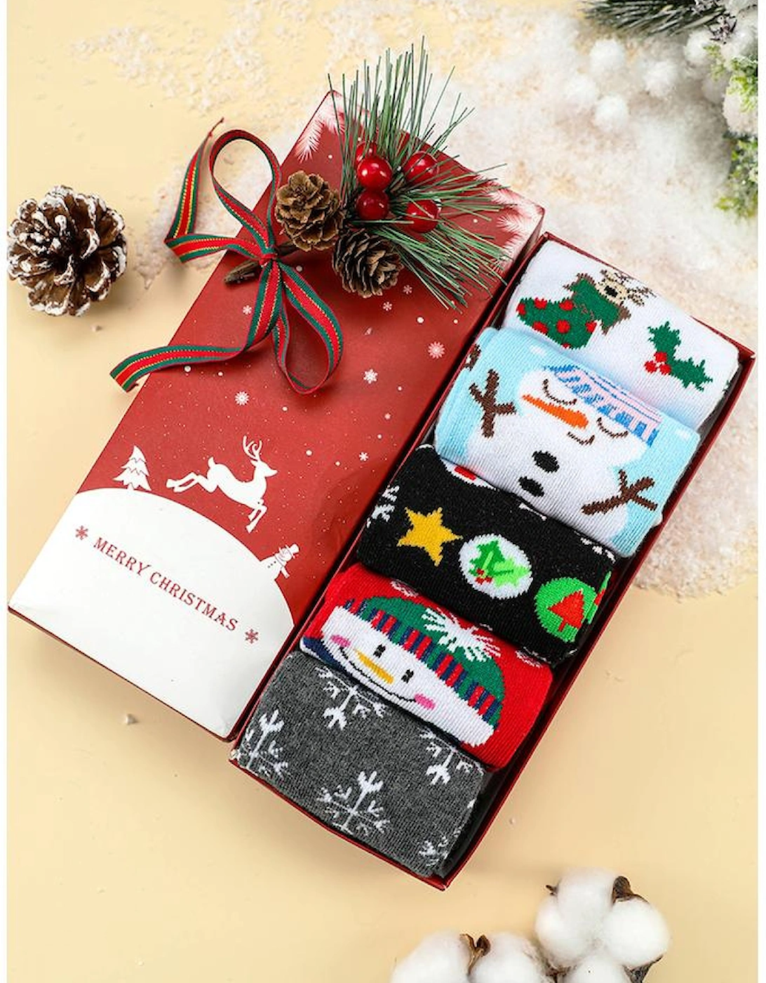 Azura Exchange White Christmas Cartoon Pattern 5 Pairs/Set Socks Set with Box