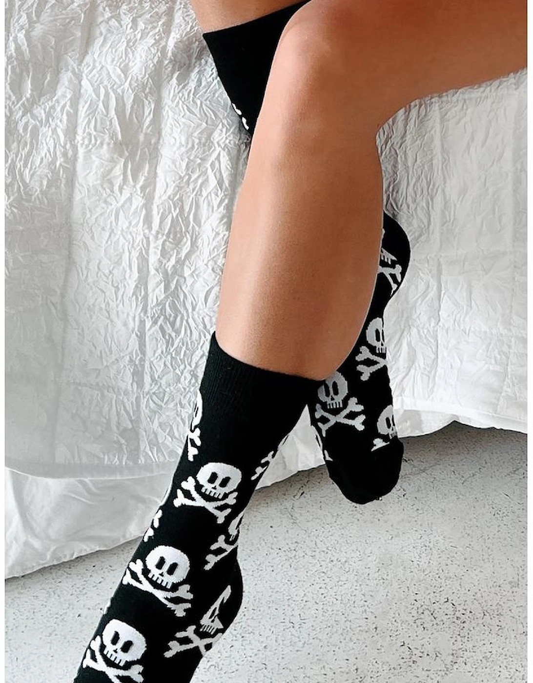Color black Halloween Skull & Crossbones Crew Socks