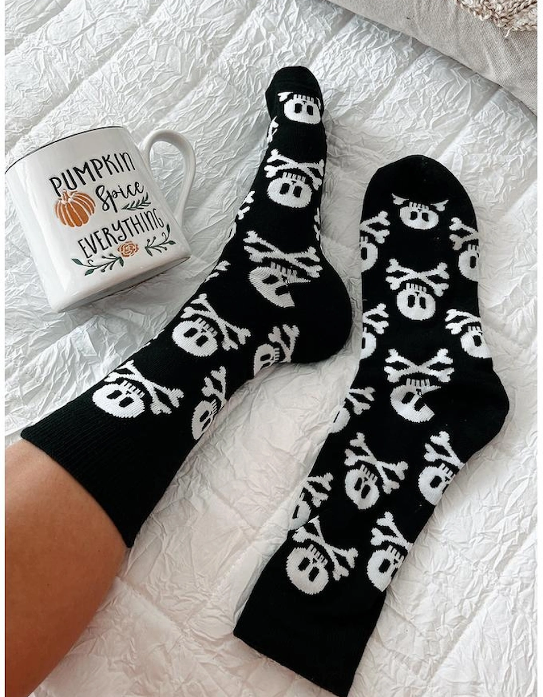 Color black Halloween Skull & Crossbones Crew Socks