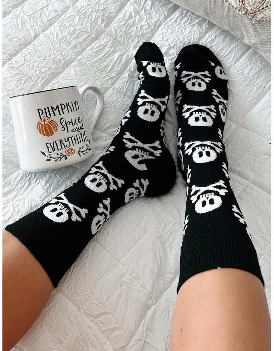 Color black Halloween Skull & Crossbones Crew Socks
