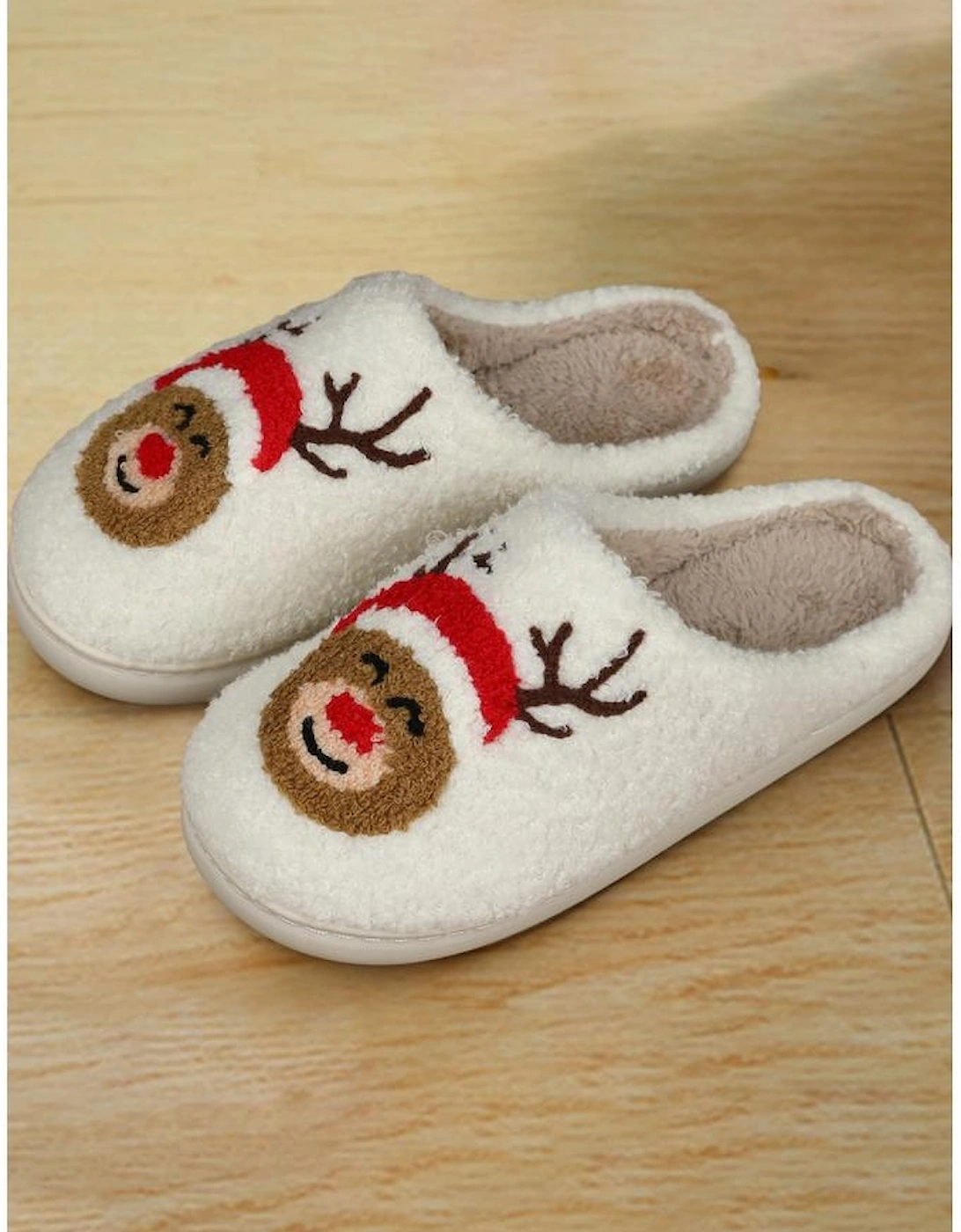 Azura Exchange White Christmas Deer Home Indoor Plush Slippers