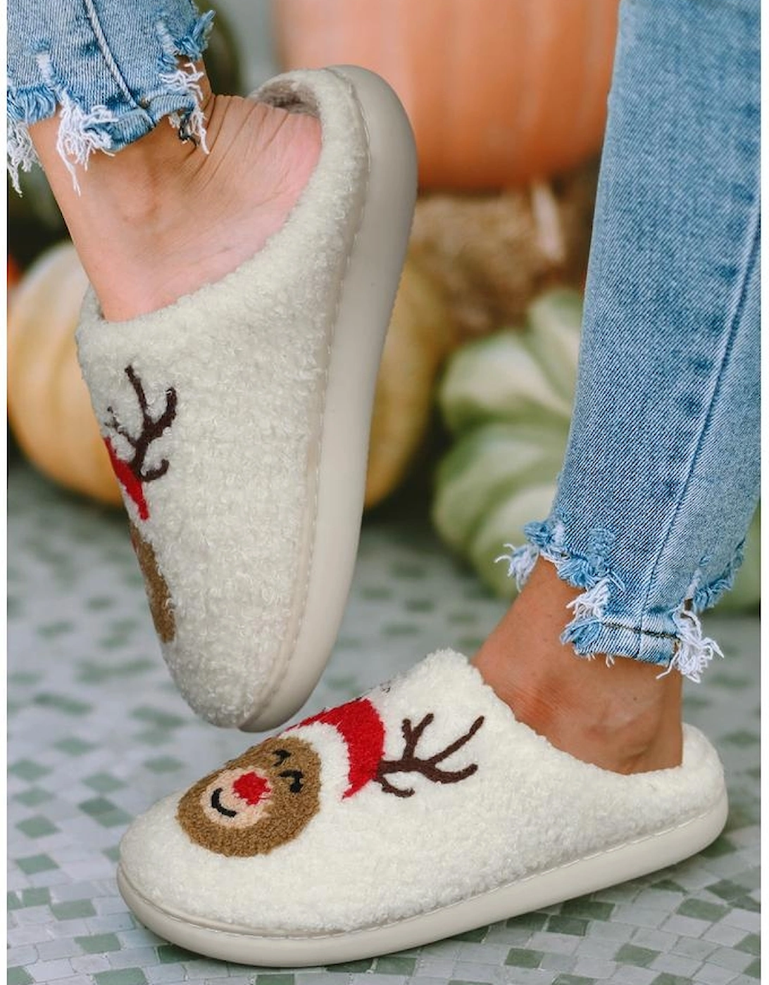 Azura Exchange White Christmas Deer Home Indoor Plush Slippers
