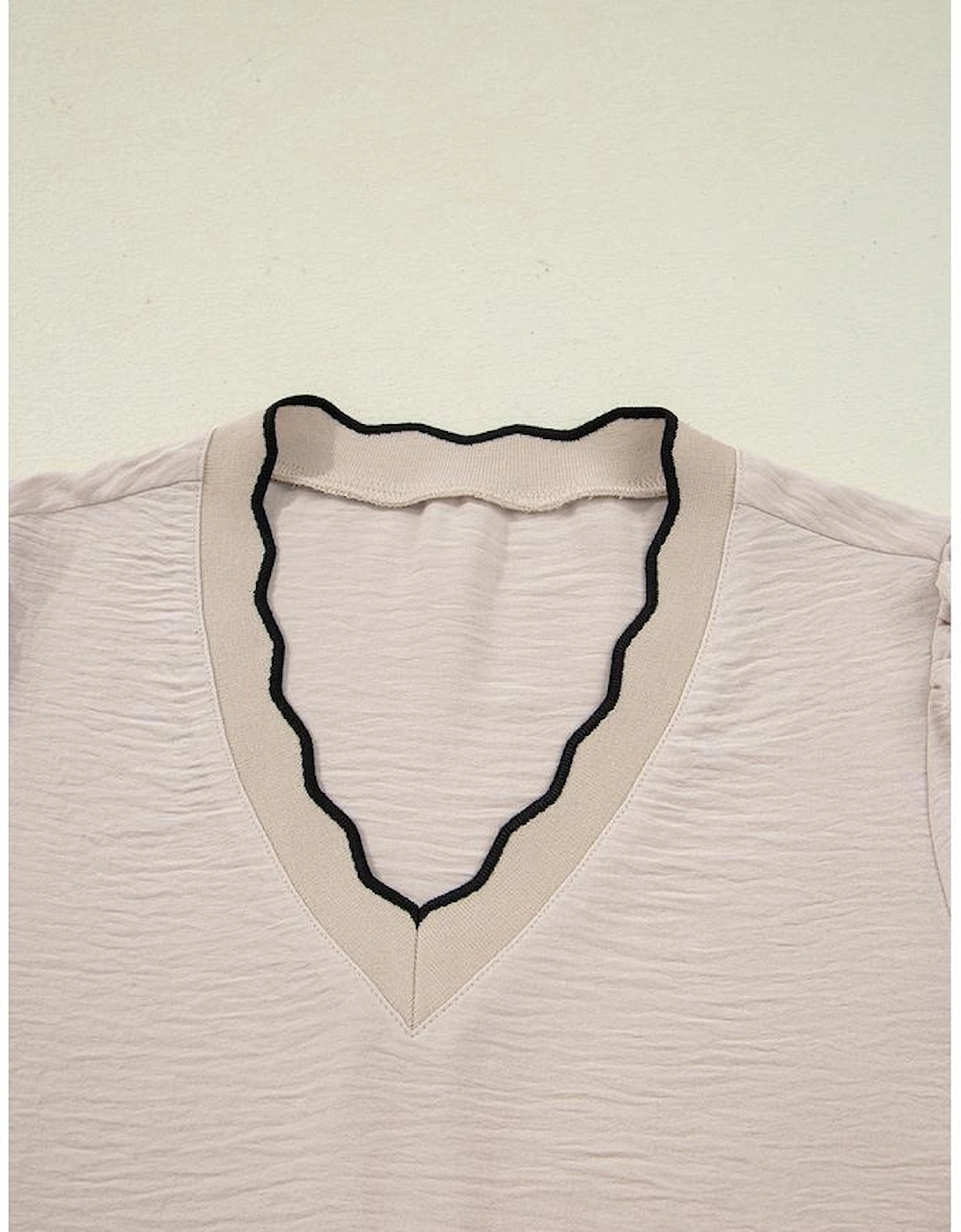 Jet Stream Contrast Scallop Trim V Neck Long Sleeve Blouse