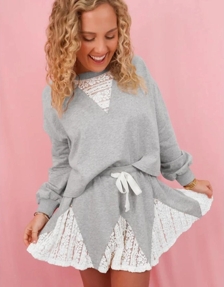 Light Grey Lace Patchwork Drop Shoulder Pullover Drawstring Skort 2pcs Outfit