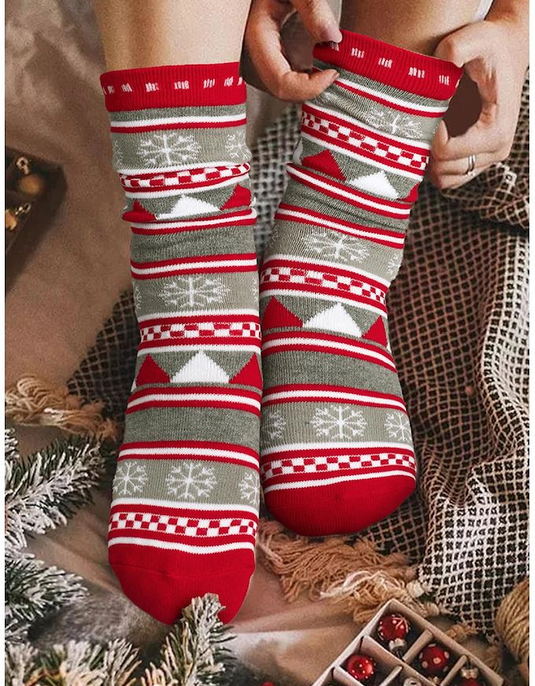 Azura Exchange Fiery Red Christmas Geometric Snowflake Print Crew Socks, 5 of 4