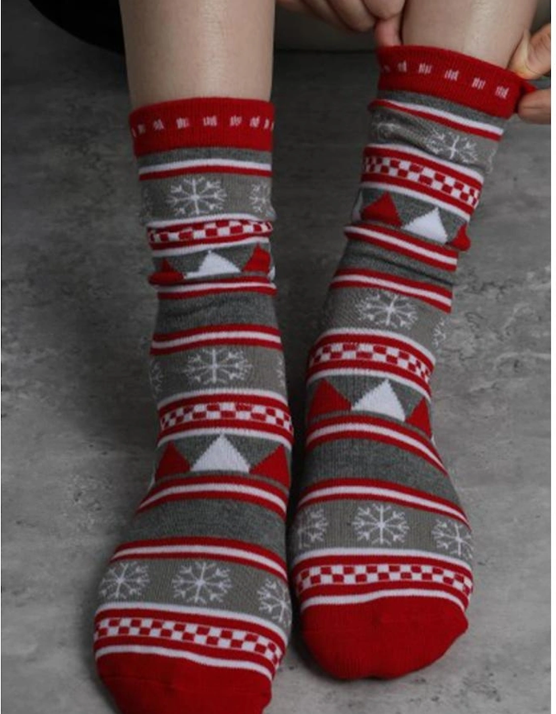 Azura Exchange Fiery Red Christmas Geometric Snowflake Print Crew Socks