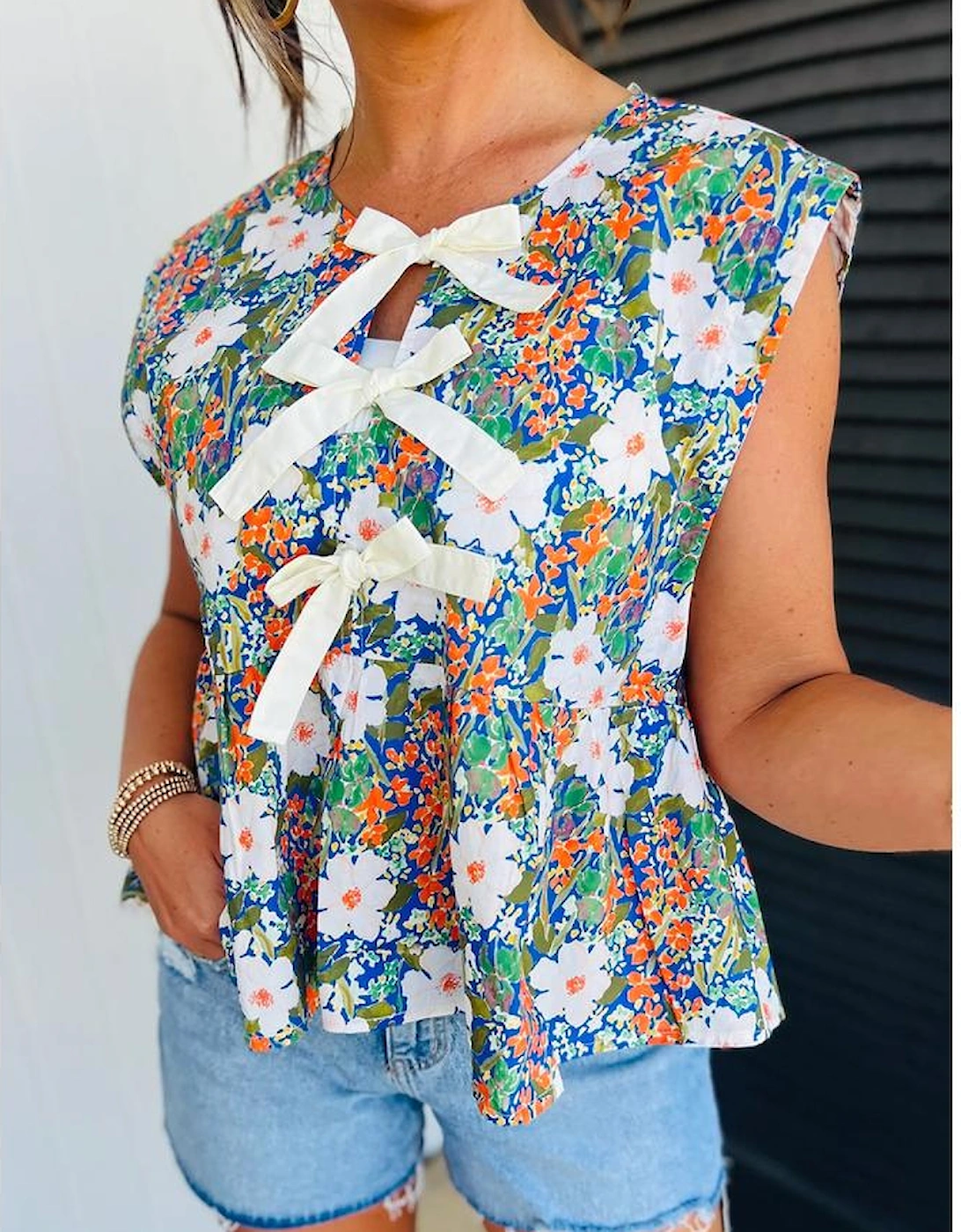 Green Floral Print Bow Applique Slit Sleeveless Peplum Blouse