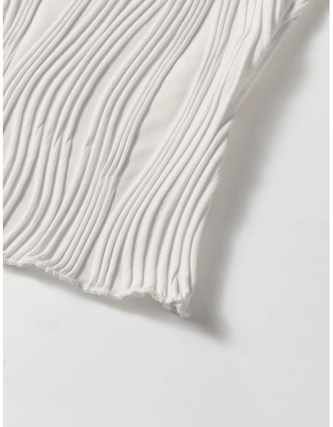 White Solid Color Wavy Textured Round Neck Tank Top