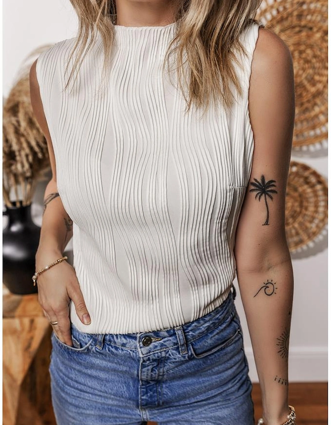 White Solid Color Wavy Textured Round Neck Tank Top