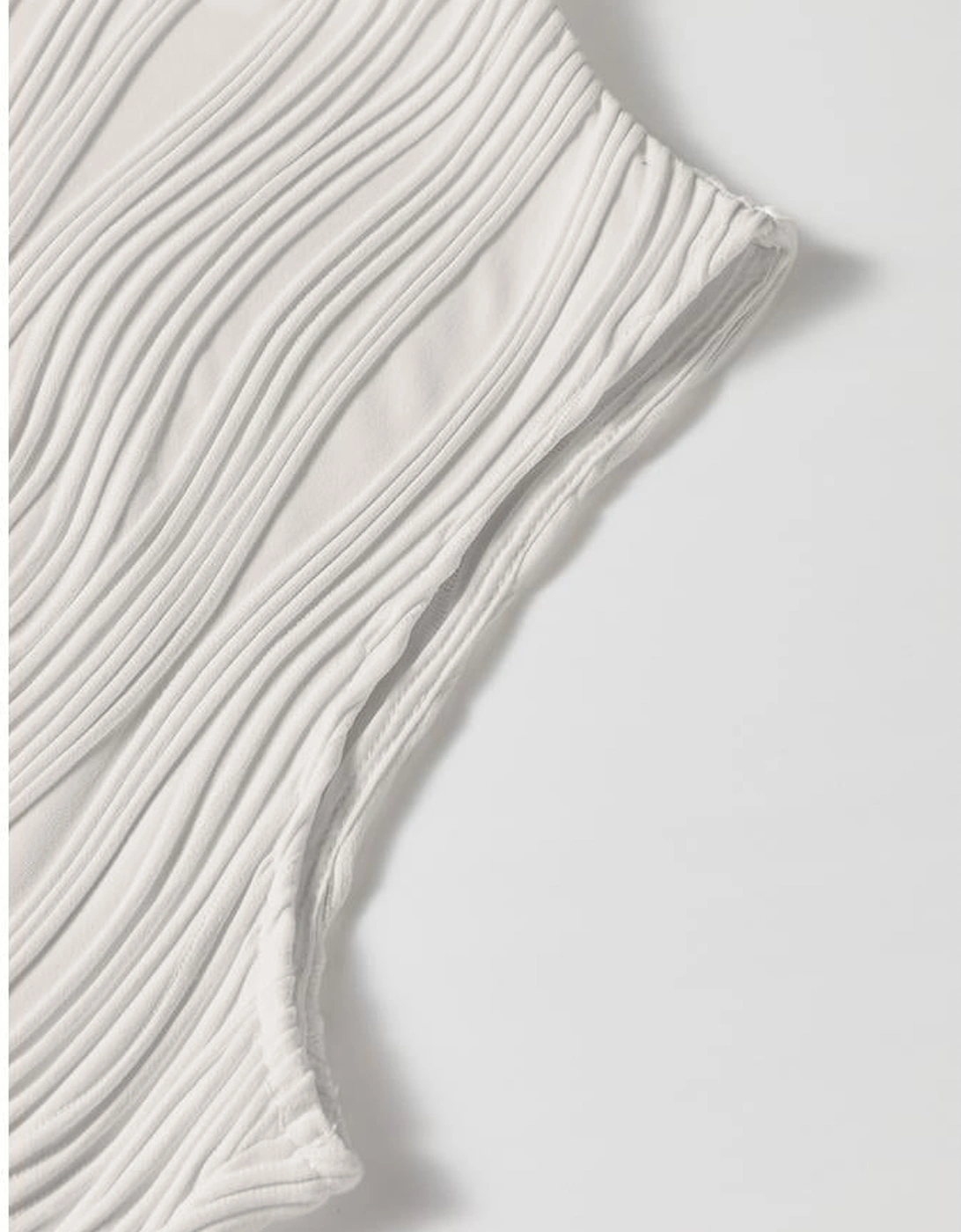 White Solid Color Wavy Textured Round Neck Tank Top