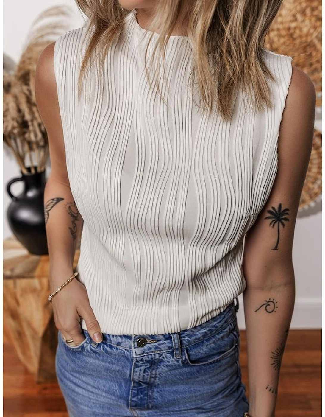 White Solid Color Wavy Textured Round Neck Tank Top