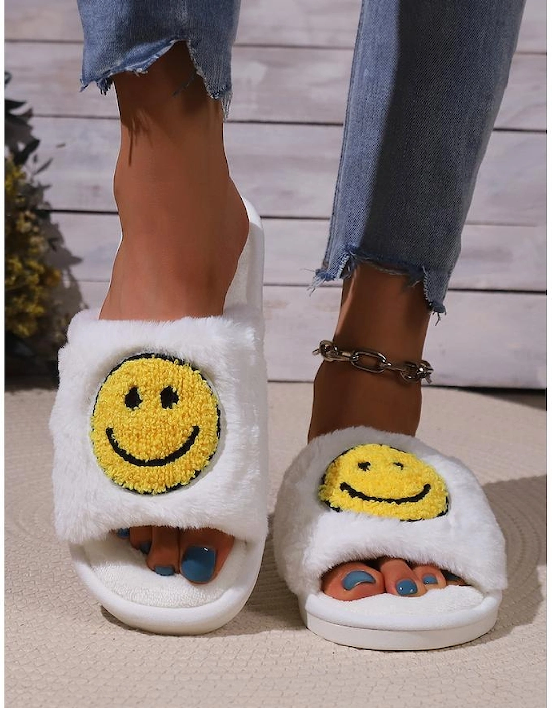 Azura Exchange White Smile Emoji Graphic Plush Home Slippers
