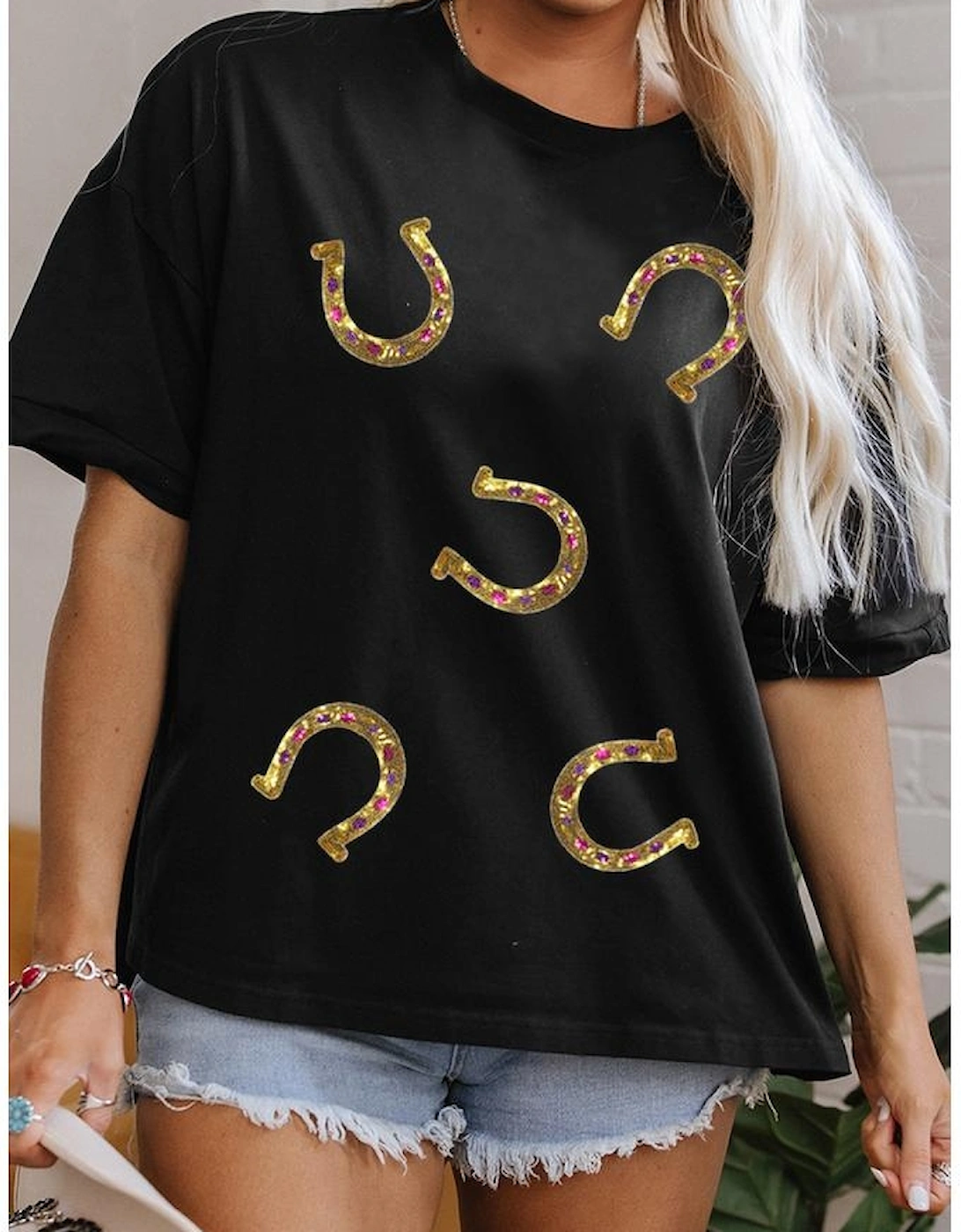 Black Western Shiny Horseshoes Pattern High Low Hem Casual T Shirt