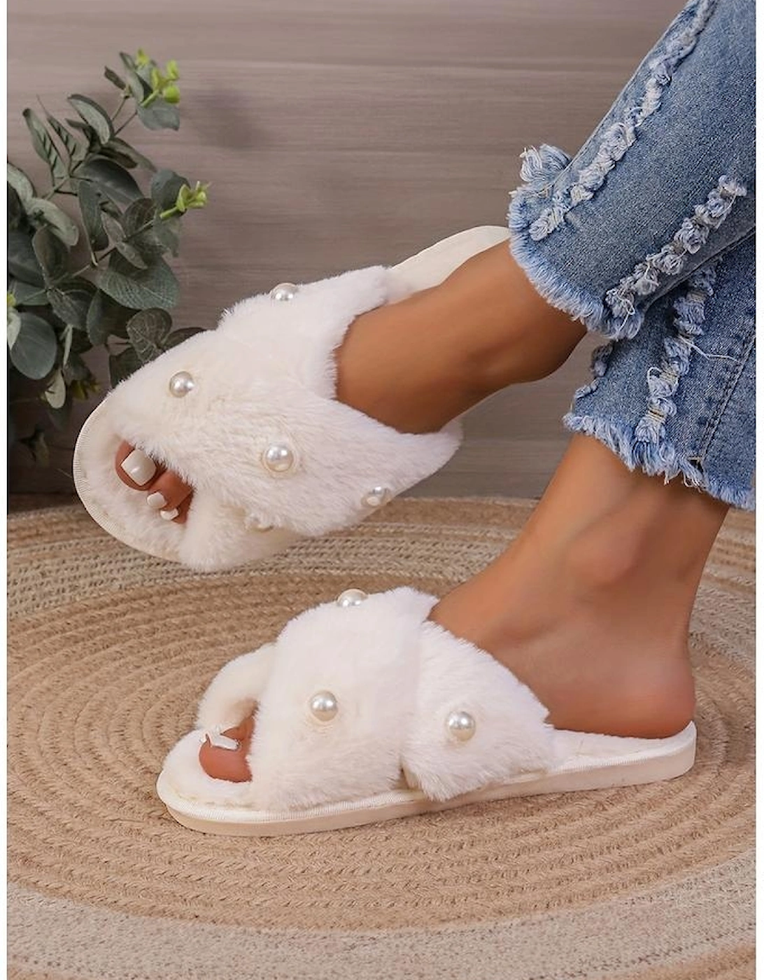 Azura Exchange White Pearl Decor Criss Cross Plush Slippers