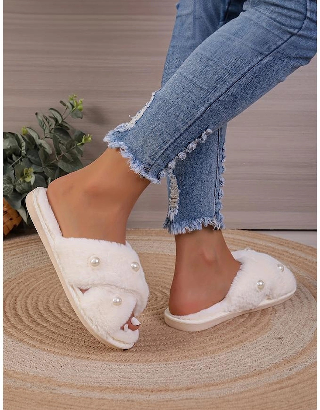 Azura Exchange White Pearl Decor Criss Cross Plush Slippers