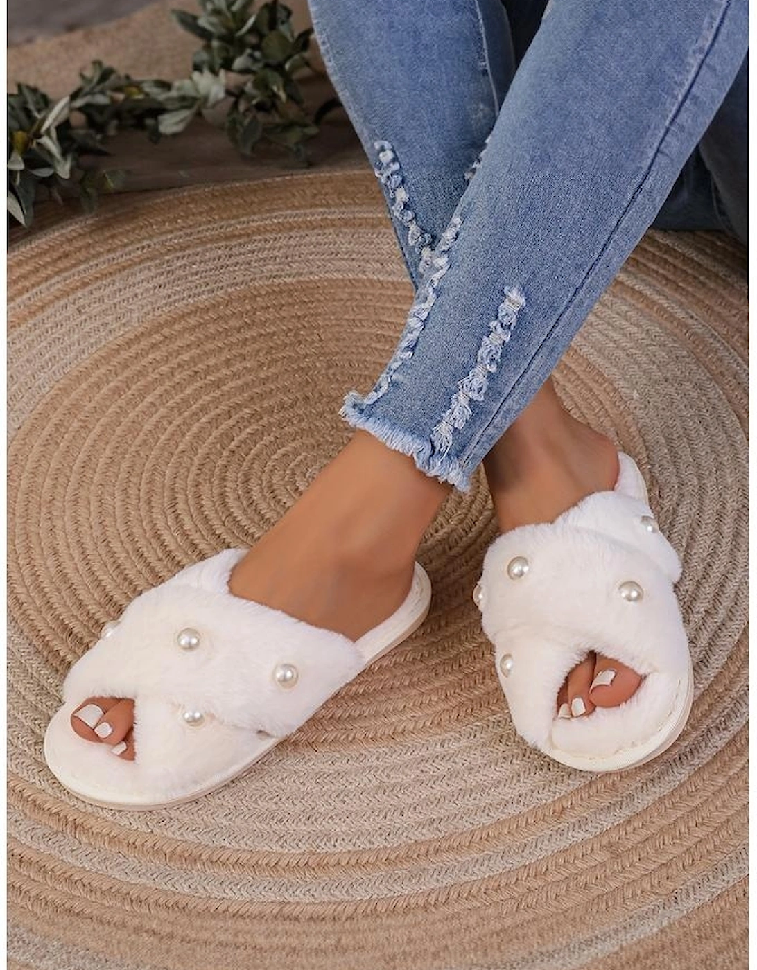Azura Exchange White Pearl Decor Criss Cross Plush Slippers