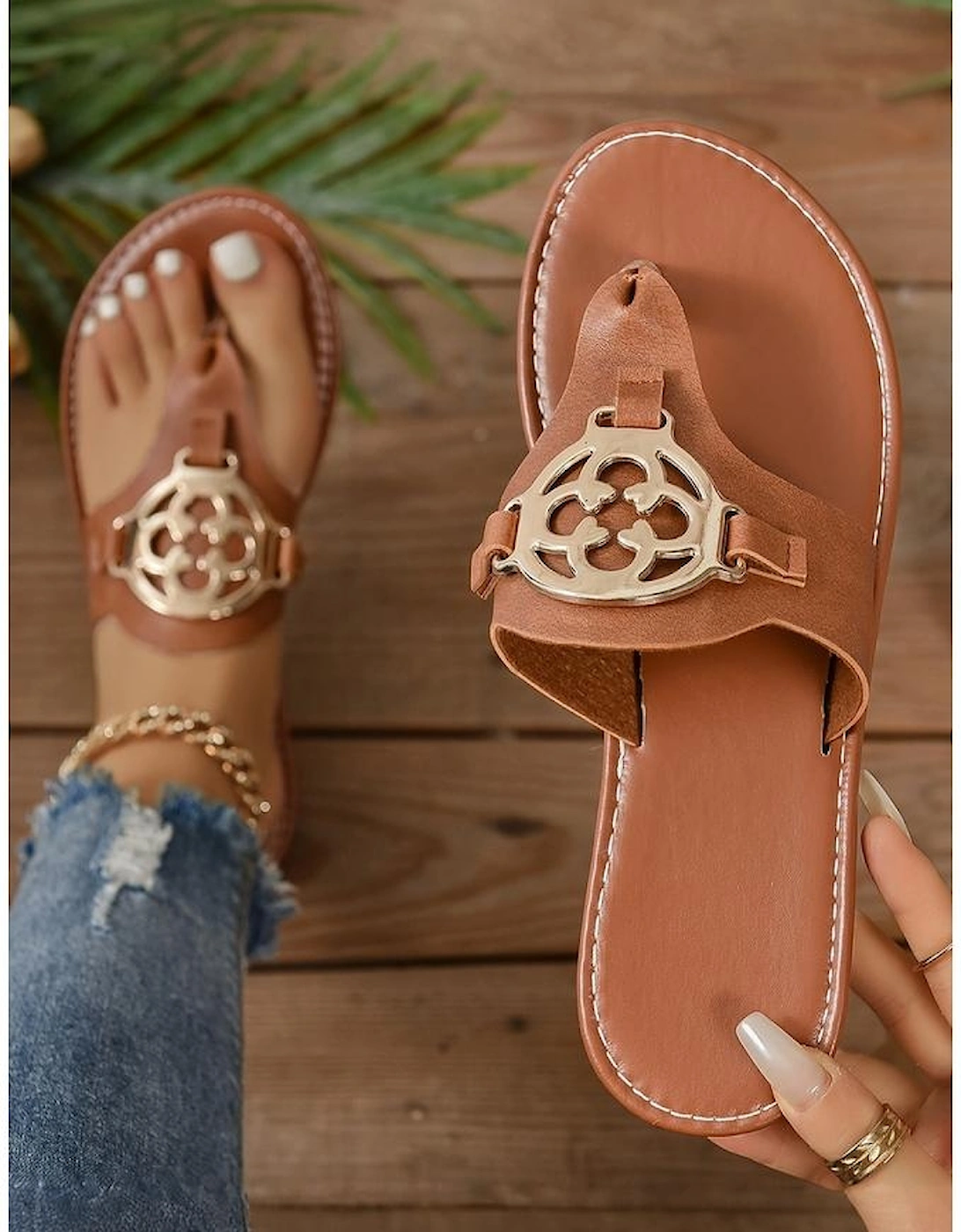 Azura Exchange Chestnut Metal Decor Leather Thong Slippers