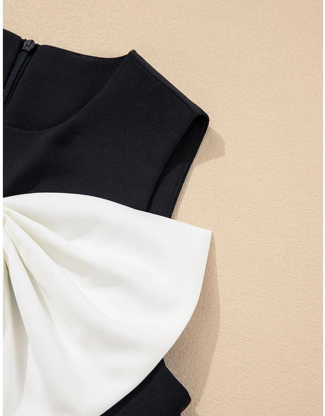 Black Contrast Bowknot Applique Crew Neck Sleeveless Mini Dress