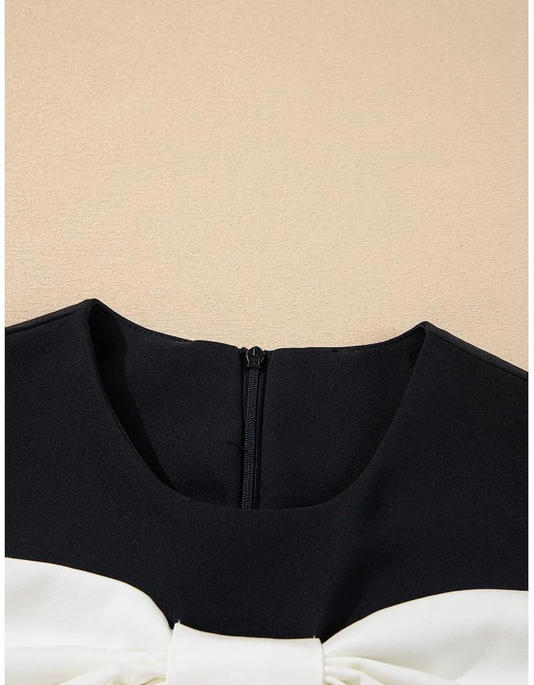 Black Contrast Bowknot Applique Crew Neck Sleeveless Mini Dress