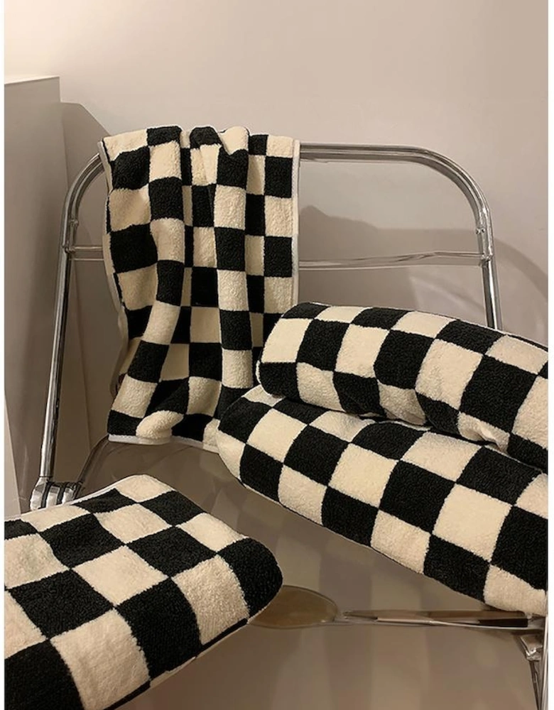 Azura Exchange Black Fuzzy Checkerboard Bath Towel Set