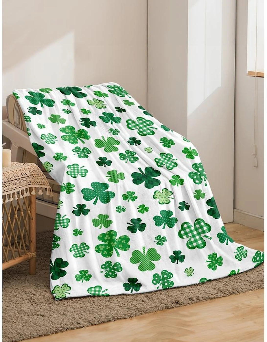 Azura Exchange White St. Patrick Clover Print Nap Blanket 130*150cm