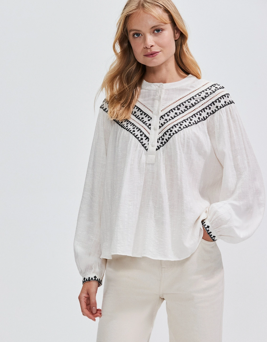 RO&ZO RO&ZO Women's Ivory Embroidered Collarless Blouse - White