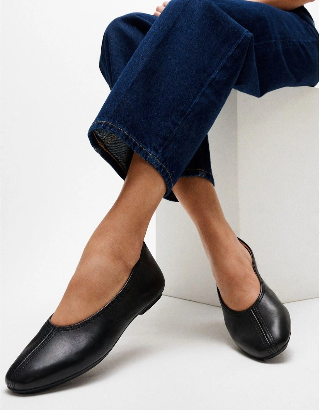 Delicato High-Cut Leather Women's Black Flats