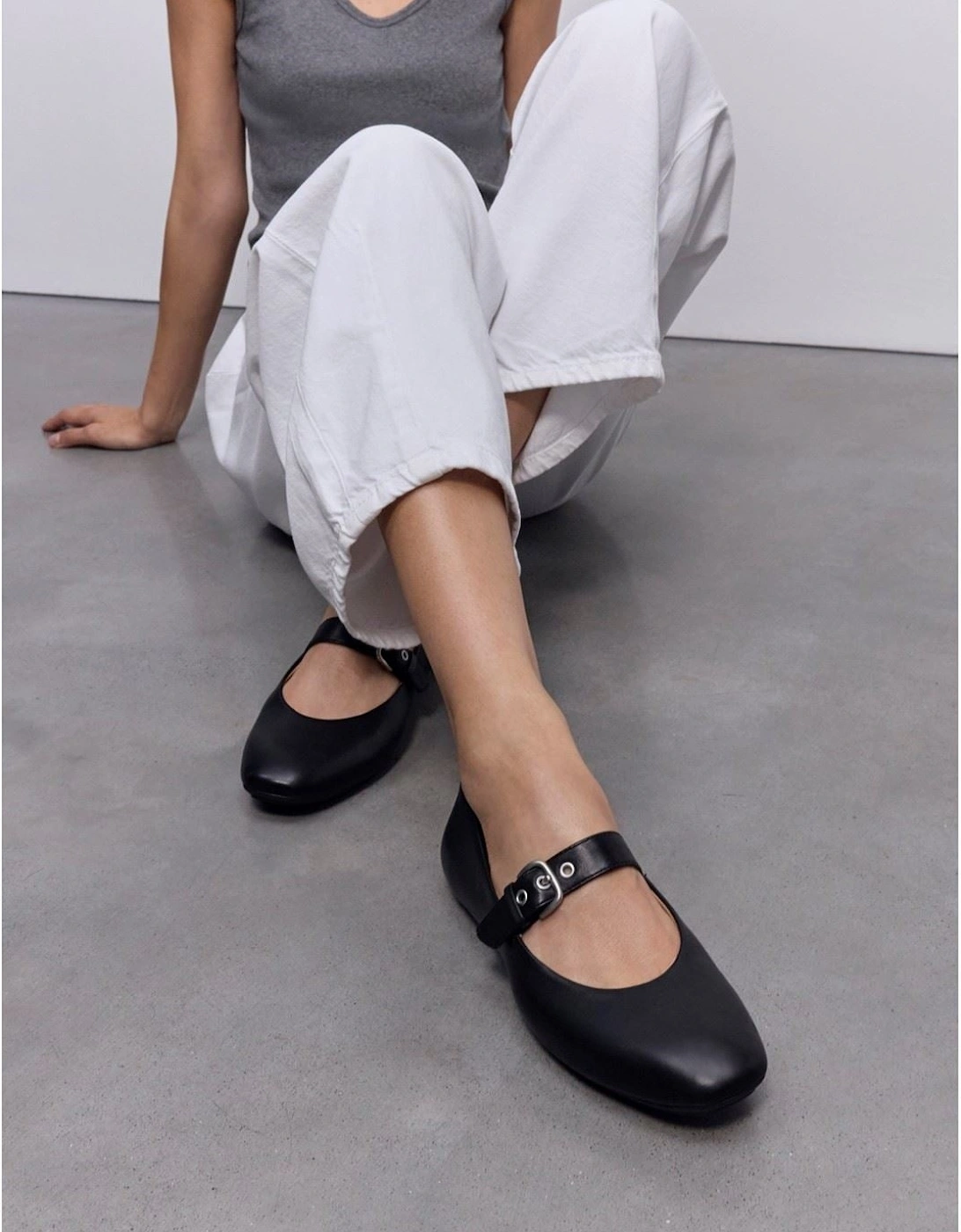 Delicato Leather Women's All Black Narrow Fit Shoes