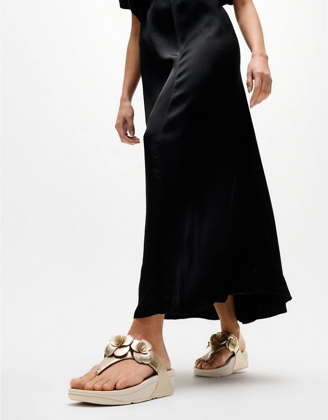 Lulu Flower Toe-Post Polyurethane Women's Platino Sandals