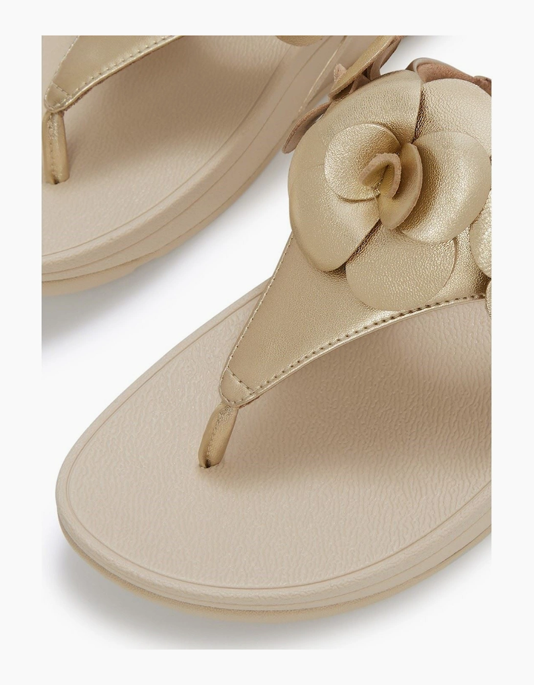 Lulu Flower Toe-Post Polyurethane Women's Platino Sandals