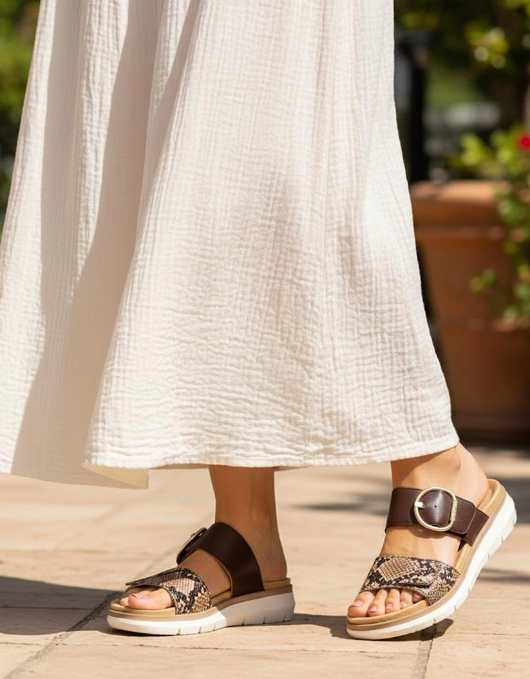 D2K57 Womens Cross Strap Sandals Brown