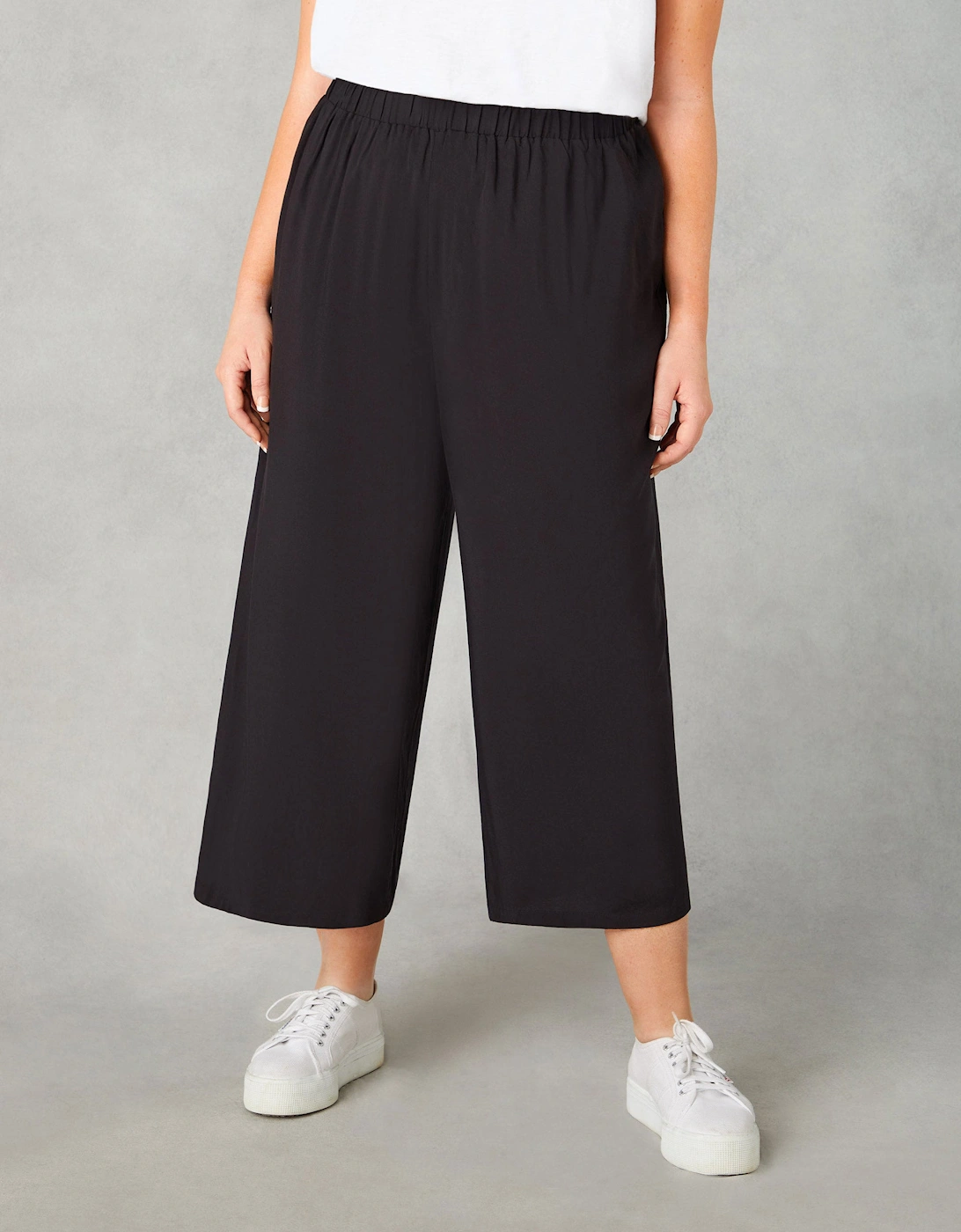 Black Pull-On Cropped Trousers