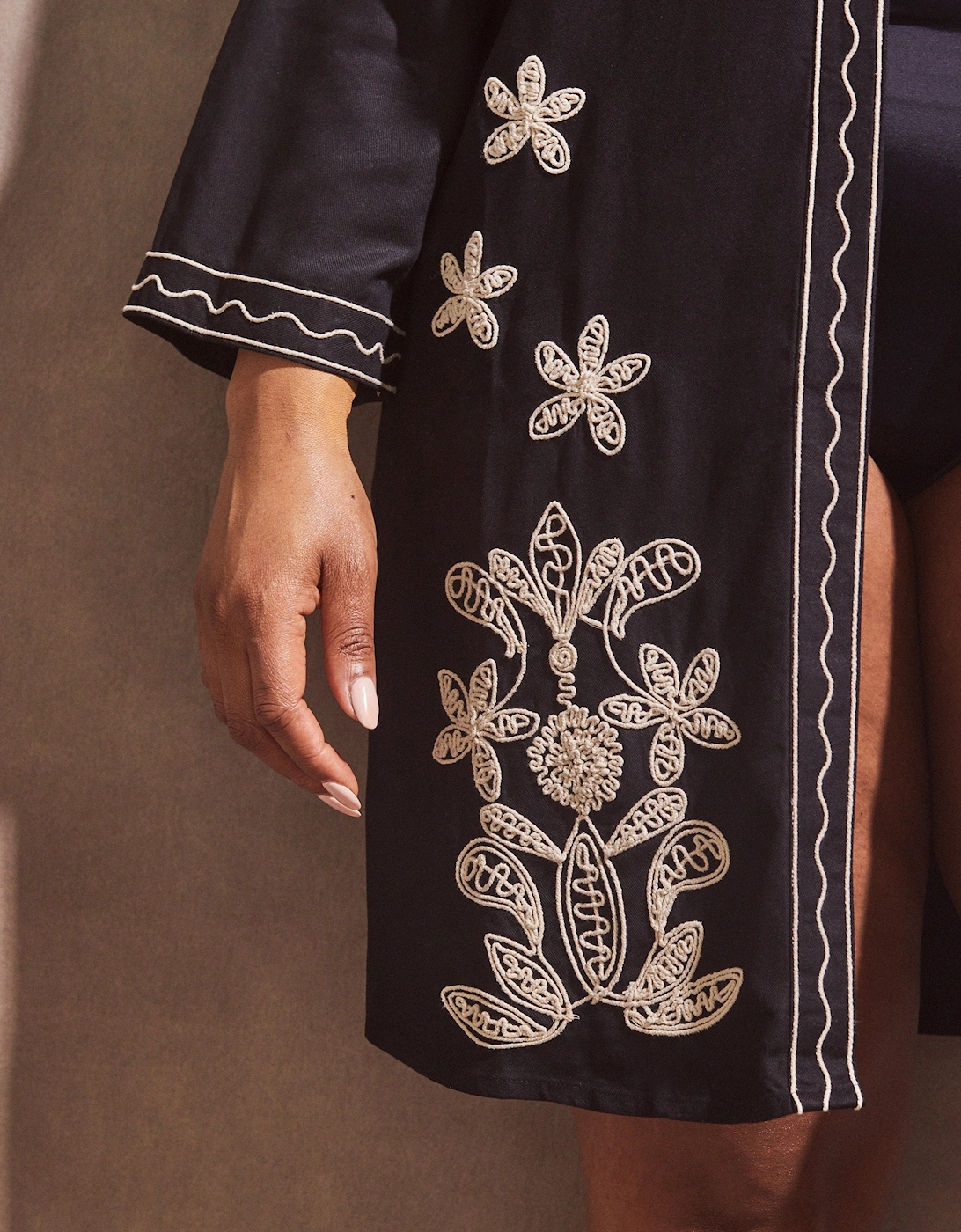 Black Contrast Embroidery Kimono